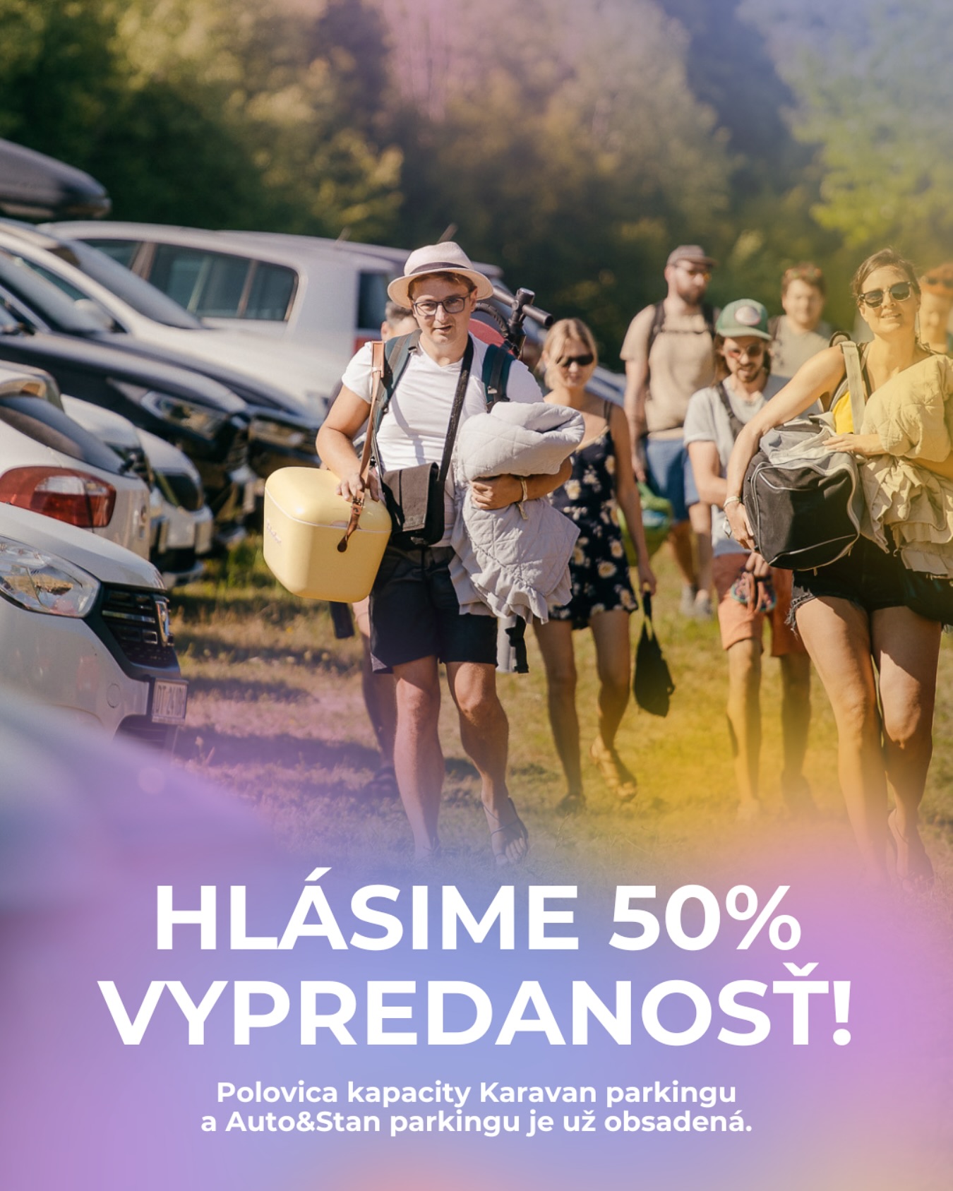 HLÁSIME 50% VYPREDANOSŤ! 🚌🔥
Polovica kapacity Karavan parkingu a Auto&Stan parkingu je už obsadená. 👀 Ak plánujete prísť s karavanom alebo stanovať pri aute, odporúčame si zabezpečiť miesto čo najskôr.
📌🏁 Na Parking pre osobné autá je taktiež potrebné mať parkovacie miesto zakúpené vopred. Parking sa nachádza pri stanovom mestečku a ponúka štandardné miesta s rozmermi 2,5 × 5 m. Jedna parkovacia vstupenka platí na všetky tri dni a z parkoviska je možné kedykoľvek odísť a vrátiť sa – stačí sa preukázať nálepkou alebo platnou parkovacou vstupenkou.
⚠️ Na Parkingu nie je povolené parkovanie obytných áut, pre tieto účely využite Karavan parking, a na stanovanie pri aute je k dispozícii Auto&Stan parking.
🎟️ Parkovacie vstupenky nájdete tu: www.festivalatmosfera.sk/vstupenky.
ℹ️ Všetky dôležité informácie ohľadom parkovania nájdete taktiež na našom webe v sekcii O Atmosfére.
Vidíme sa na lúke! 🧡